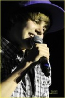 23697156_PFNDAOYIW - 0-0justin bieber