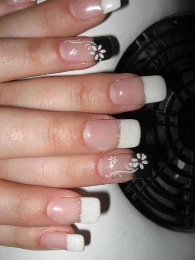 1286383571_126627596_2-Fotografii-de--Unghii-false-cu-gel-1286383571