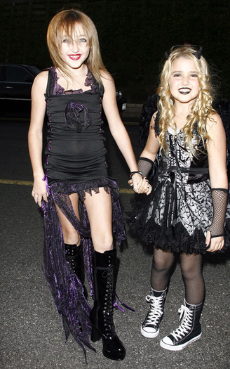 noah-cyrus-emily-grace-reaves-halloween - 0aaHAPPY HALLOWEENaa0