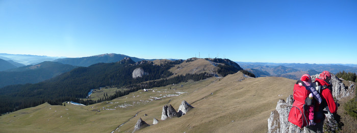 rarau 12; sus pe popii raraului , vedere spre varfu rarau,pietrele doamnei
