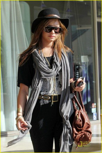 demi-lovato-urban-outfitters-04