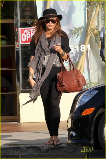 demi-lovato-urban-outfitters-05