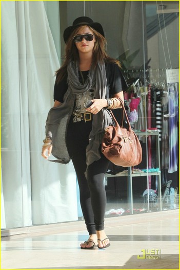 demi-lovato-urban-outfitters-10 (1)