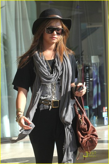 demi-lovato-urban-outfitters-14