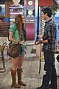 miley-cyrus-jay-leno-remember-hm-25 - Hannah Montana Forever 0