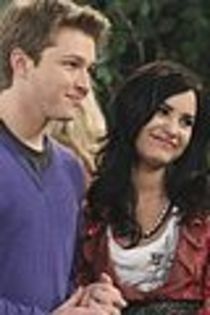 demi-lovato-sonny-kiss05 - Demi Lovato 0000