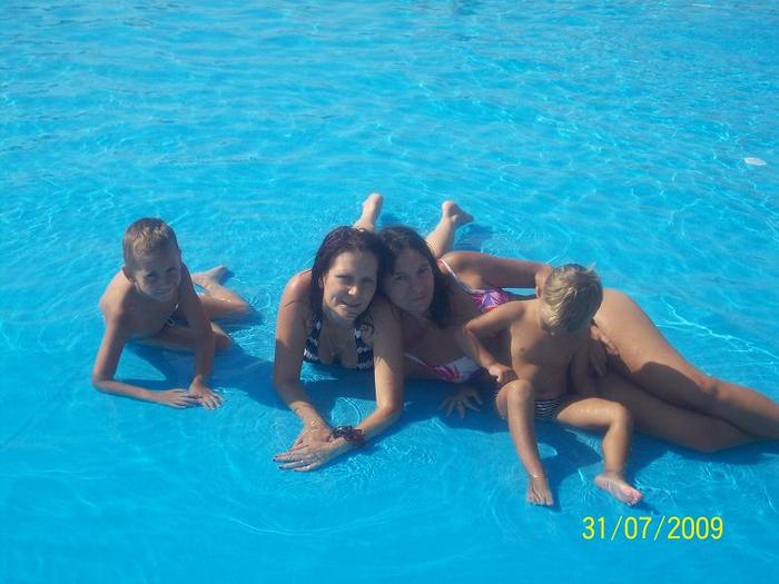 100_1351 - FAMILIA