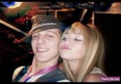 22381281_EEEJSVTXR - miley cyrus