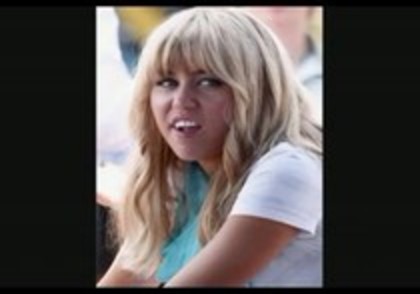 22381293_RTRGIQHVG - miley cyrus