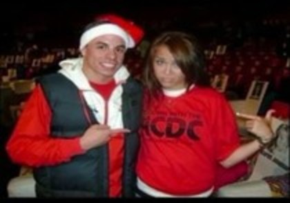 22381301_ZITGFYTXD - miley cyrus