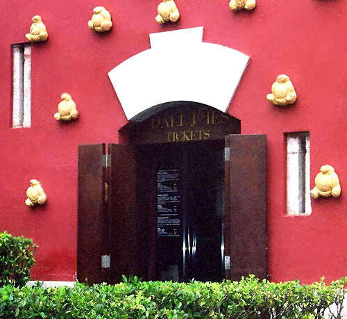 Salvador Dali - Teatru-Muzeu - intrare - 09 - Spania - Salvador Dali