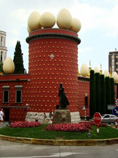 Salvador Dali - Teatru-muzeu Figuers - exterior