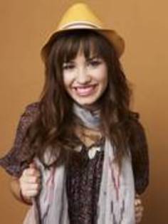 ZEIIFDSPDOMGSCKJWXX[1] - poze  demi lovato new