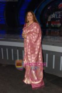 thumb_Kiron Kher on the sets of India_s Got Talent in Filmcity on 21st Aug 2010 (4)