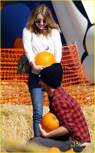 emma-roberts-pumpkin-patch-21 - O_oEmma Roberts O_o