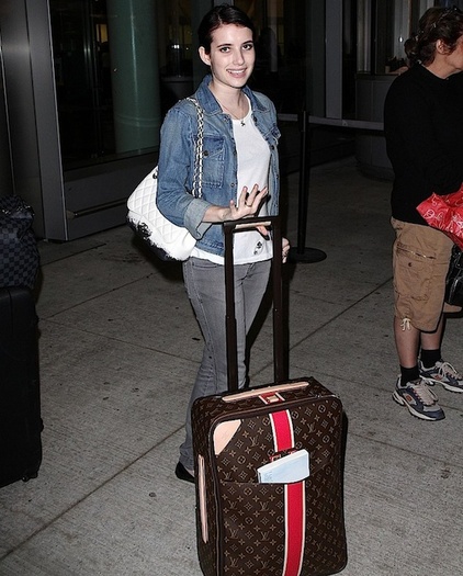 Emma-Roberts-Chanel-bag2 - O_oEmma Roberts O_o