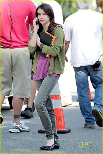 Emma-Roberts-on-Set-valentines-day-2010-7517905-819-1222