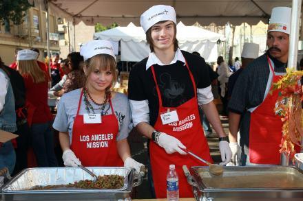 010 - LA - Mission  - Thanksgiving - Meal - For - The - Homeless