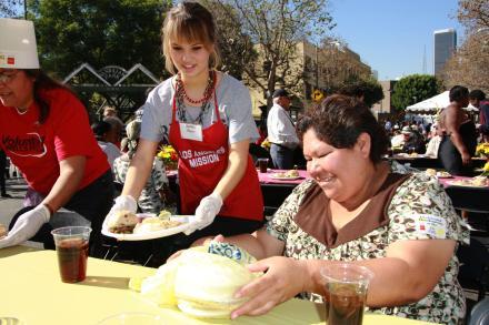 021 - LA - Mission  - Thanksgiving - Meal - For - The - Homeless