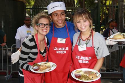 022 - LA - Mission  - Thanksgiving - Meal - For - The - Homeless