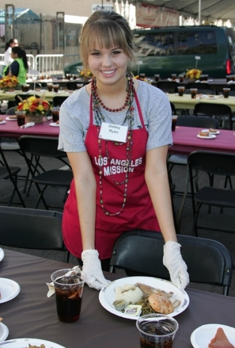 normal_002 - LA - Mission  - Thanksgiving - Meal - For - The - Homeless