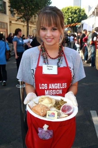 normal_009 - LA - Mission  - Thanksgiving - Meal - For - The - Homeless