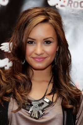 19129786_VGQAJHXHT - demi lovato 2010