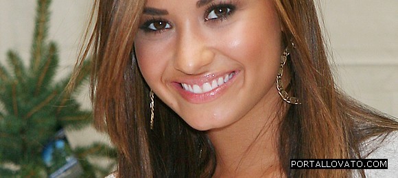 21014133_ZHDTNGCTE - demi lovato 2010