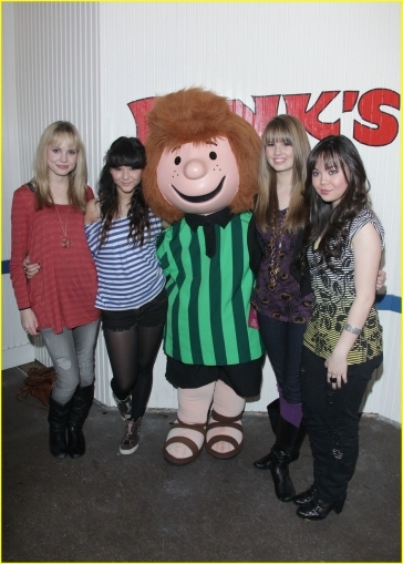 normal_debby-ryan-anna-maria-meaghan-martin-pinks-knotts-01 - Pink - s - Grand - Opening