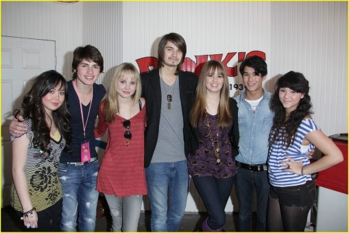 normal_debby-ryan-anna-maria-meaghan-martin-pinks-knotts-02