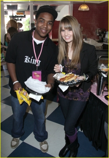 normal_debby-ryan-anna-maria-meaghan-martin-pinks-knotts-04 - Pink - s - Grand - Opening