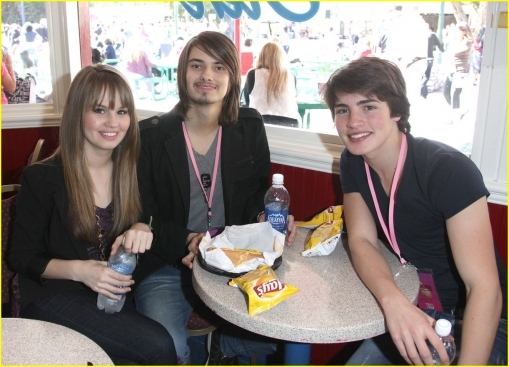 normal_debby-ryan-anna-maria-meaghan-martin-pinks-knotts-05 - Pink - s - Grand - Opening