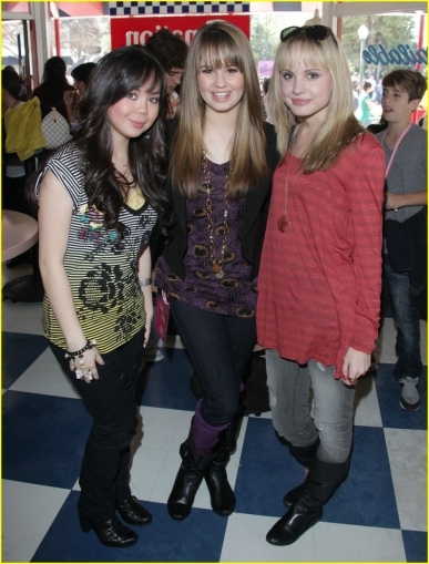 normal_debby-ryan-anna-maria-meaghan-martin-pinks-knotts-06 - Pink - s - Grand - Opening