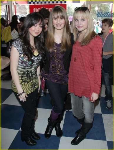 normal_debby-ryan-anna-maria-meaghan-martin-pinks-knotts-06
