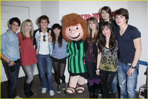 normal_debby-ryan-anna-maria-meaghan-martin-pinks-knotts-08