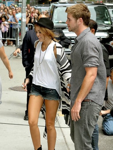 miley_cyrus_liam_hemsworth-540x719 - 0 toate pozele mele din laptop
