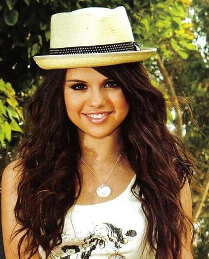 Selena-selena-gomez-16793650-564-700 - poze Selena Gomez