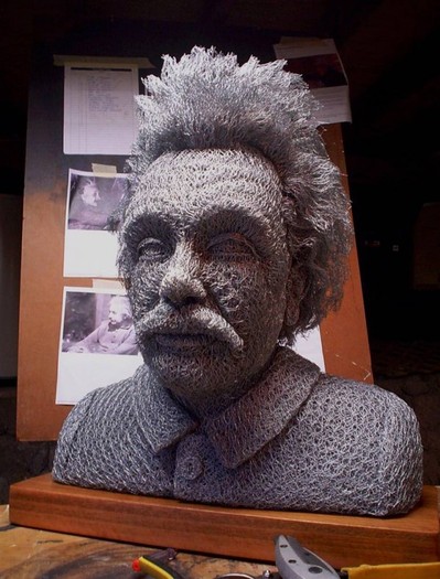 Albert-Einstein-600x789 - Iincredibile sculpturi din sirma de gard-Ivan Lovatt