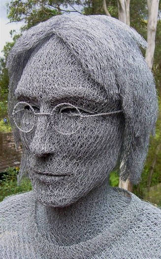 John-Lennon-600x963 - Iincredibile sculpturi din sirma de gard-Ivan Lovatt