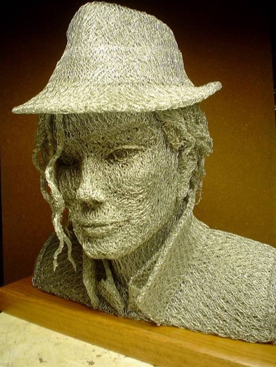 Michael-Jackson-600x797 - Iincredibile sculpturi din sirma de gard-Ivan Lovatt