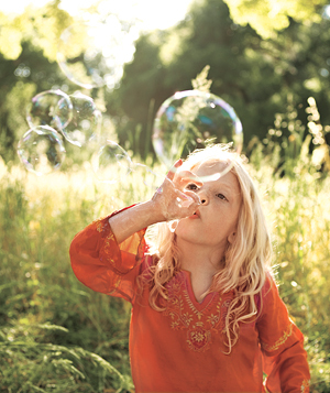 girl-blowing-bubbles_300 - O_o bubbles O_o