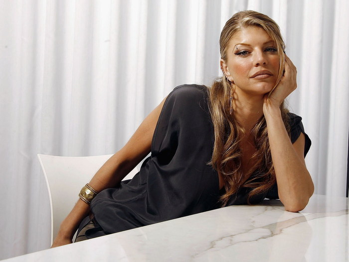 fergie-in-black-dress-wallpapers_11298_1600x1200