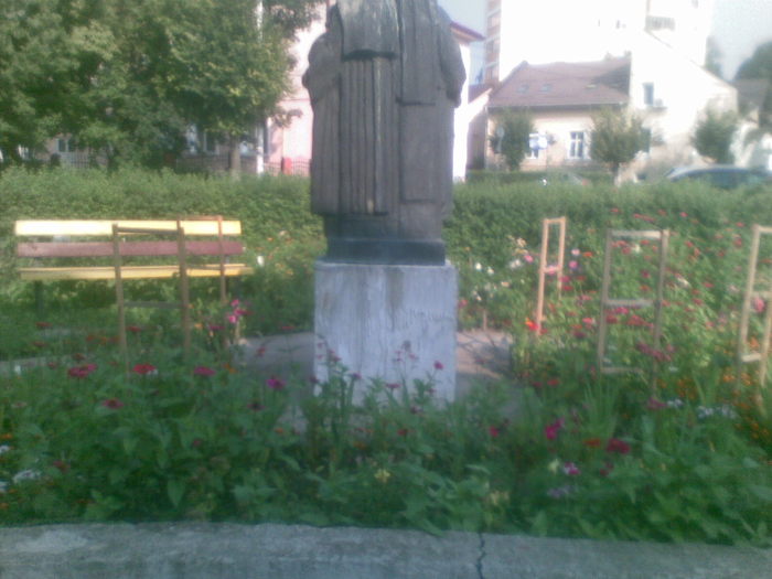 Statuia din acest parc(fara cap) - Biserica Maici Domnului