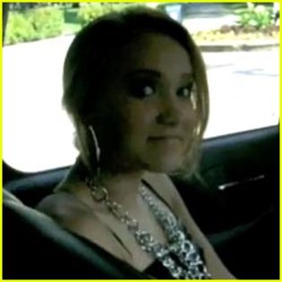 justjaredjr_smile_61537_emily_osment_way_up_oct_27 - Emili Osmet 000