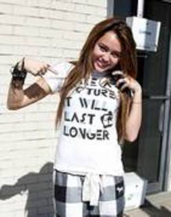 UHCBYKROWKTZNTFLBEU - Hannah Montana 0