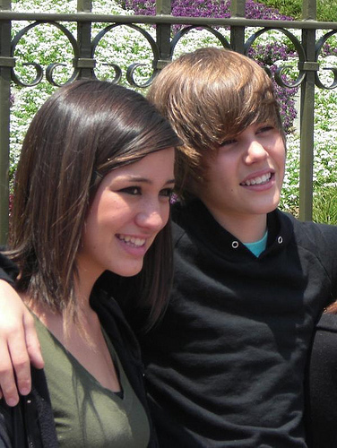 justin-with-kristen-justin-bieber-8361221-376-500