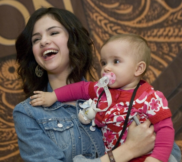 selena-gomez-cel-mai-tanar-fan