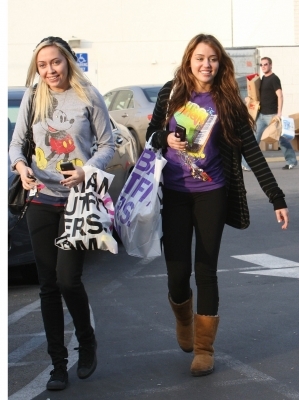 normal_001 - 12 08 08 Miley Cyrus Shopping With Her Sister-00