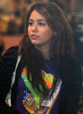 normal_003 - 12 08 08 Miley Cyrus Shopping With Her Sister-00