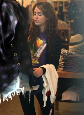 normal_005 - 12 08 08 Miley Cyrus Shopping With Her Sister-00